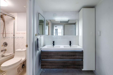 Condo in Hallandale Beach, Florida, 1 bedroom  № 2027801 - photo 18