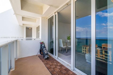 Condo in Hallandale Beach, Florida, 1 bedroom  № 2027801 - photo 11