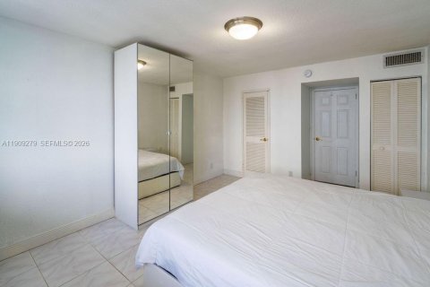 Condo in Hallandale Beach, Florida, 1 bedroom  № 2027801 - photo 16