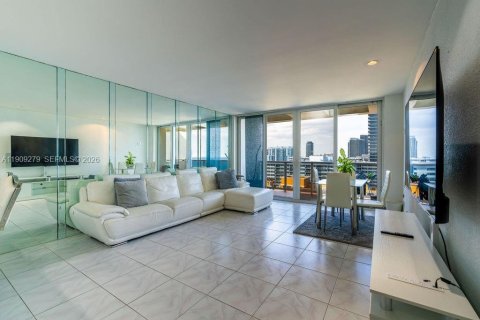 Condo in Hallandale Beach, Florida, 1 bedroom  № 2027801 - photo 6