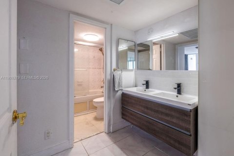 Condo in Hallandale Beach, Florida, 1 bedroom  № 2027801 - photo 17