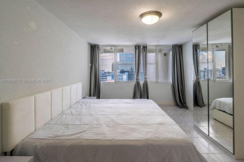 Condo in Hallandale Beach, Florida, 1 bedroom  № 2027801 - photo 14