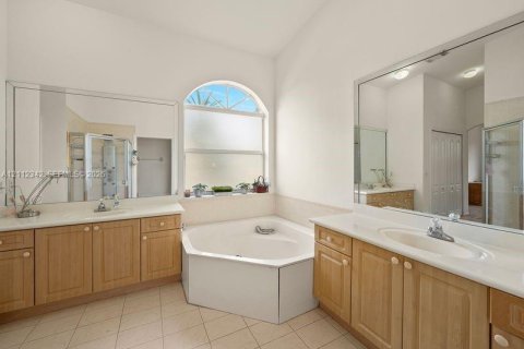 Villa ou maison à louer à Miami, Floride: 3 chambres, 183.48 m2 № 2431397 - photo 9
