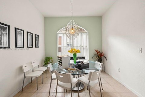 Villa ou maison à louer à Miami, Floride: 3 chambres, 183.48 m2 № 2431397 - photo 5