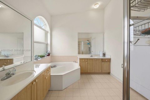 Villa ou maison à louer à Miami, Floride: 3 chambres, 183.48 m2 № 2431397 - photo 10