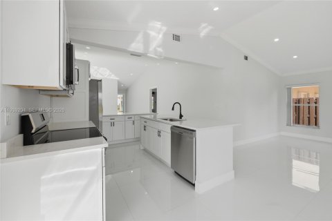 Купить виллу или дом в Майами, Флорида 3 спальни, 153.85м2, № 1997815 - фото 7