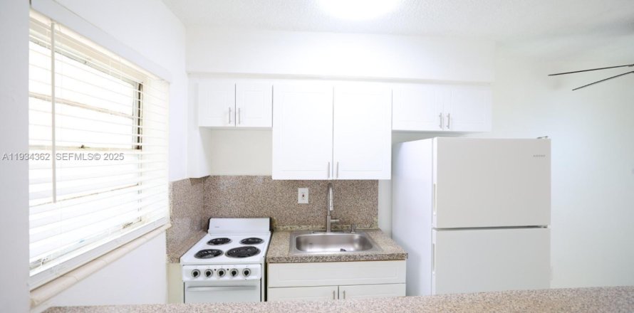 Квартира в Хайалиа, Флорида 1 спальня № 1992693