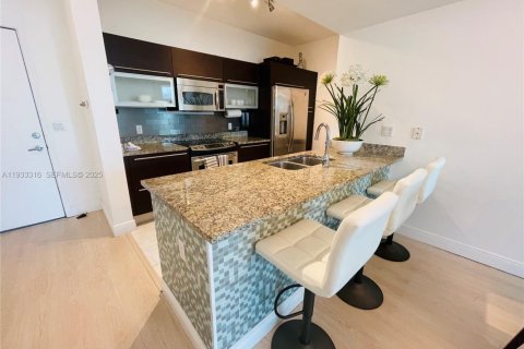 Снять в аренду кондоминиум в Майами, Флорида 1 спальня, 71.91м2, № 1992619 - фото 1