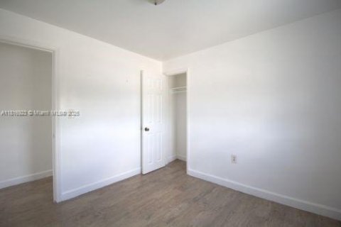 Propiedad comercial en venta en Miami, Florida № 1938374 - foto 19