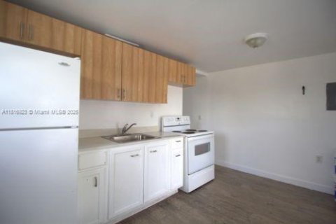 Commercial property in Miami, Florida № 1938374 - photo 13