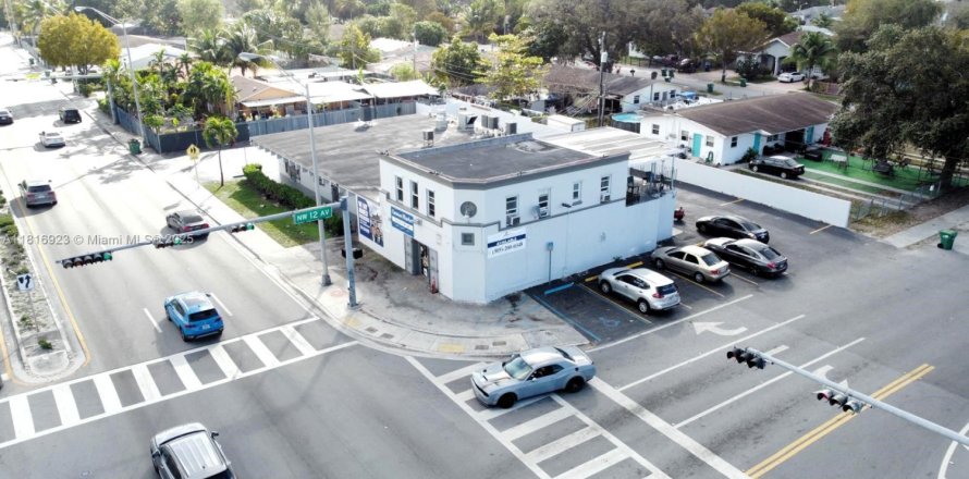 Commercial property in Miami, Florida № 1938374