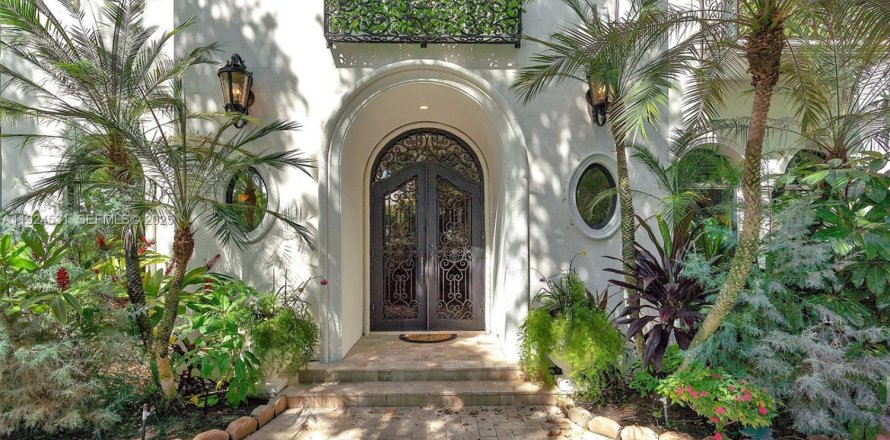 House in Boca Raton, Florida 5 bedrooms, 566.61 sq.m. № 2076706