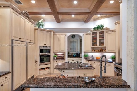 House in Boca Raton, Florida 5 bedrooms, 566.61 sq.m. № 2076706 - photo 12