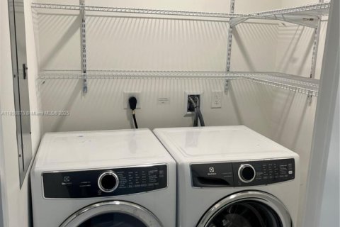 Condo in Miami, Florida, 2 bedrooms  № 1888950 - photo 15