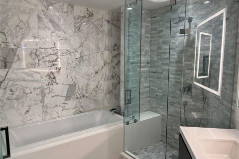 Condo in Miami, Florida, 2 bedrooms  № 1888950 - photo 9