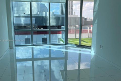Condo in Miami, Florida, 2 bedrooms  № 1888950 - photo 5