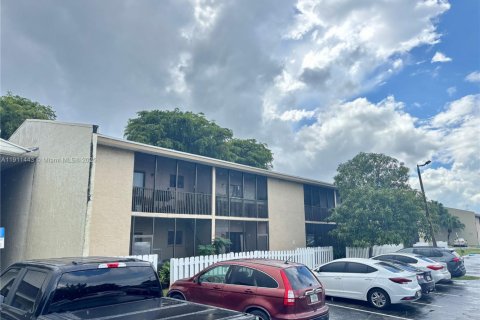 Condo in Cutler Bay, Florida, 2 bedrooms  № 1967515 - photo 1
