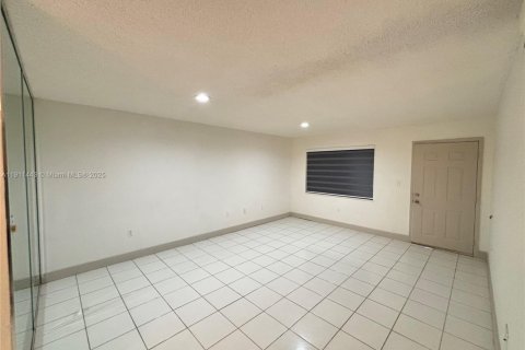 Condo in Cutler Bay, Florida, 2 bedrooms  № 1967515 - photo 3