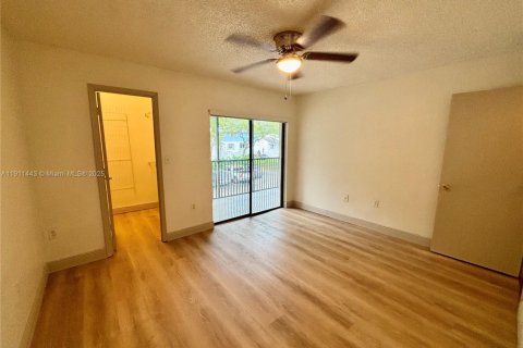 Condo in Cutler Bay, Florida, 2 bedrooms  № 1967515 - photo 9