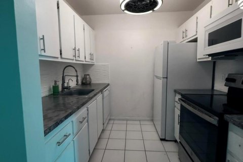 Condo in Pembroke Pines, Florida, 1 bedroom  № 2084075 - photo 15