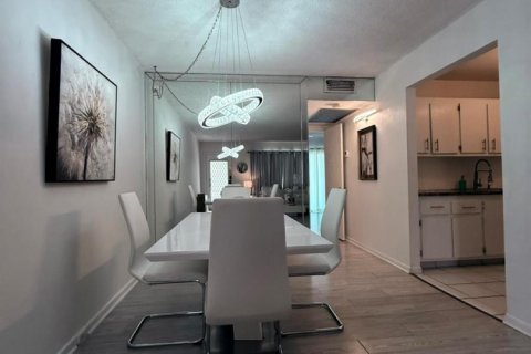 Condo in Pembroke Pines, Florida, 1 bedroom  № 2084075 - photo 11