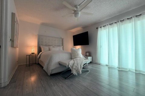 Condo in Pembroke Pines, Florida, 1 bedroom  № 2084075 - photo 13