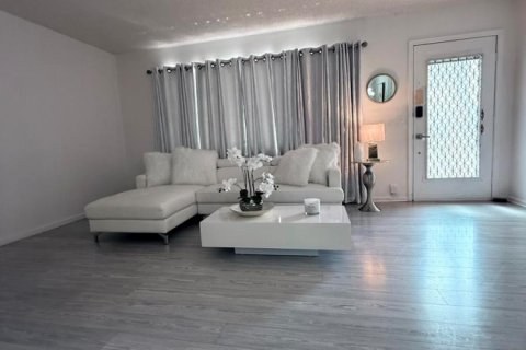 Condo in Pembroke Pines, Florida, 1 bedroom  № 2084075 - photo 8
