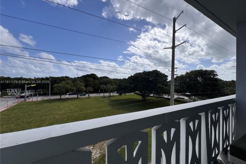 Condo in Miami Beach, Florida, 1 bedroom № 1967203 - photo 2