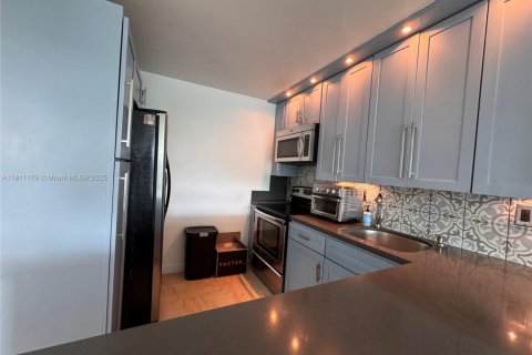 Condo in Miami Beach, Florida, 1 bedroom № 1967203 - photo 5