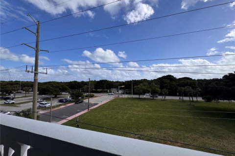 Condo in Miami Beach, Florida, 1 bedroom № 1967203 - photo 1