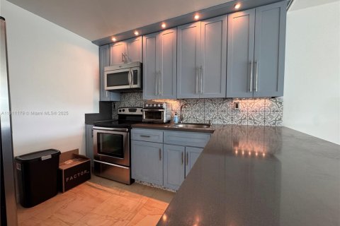 Condo in Miami Beach, Florida, 1 bedroom № 1967203 - photo 3