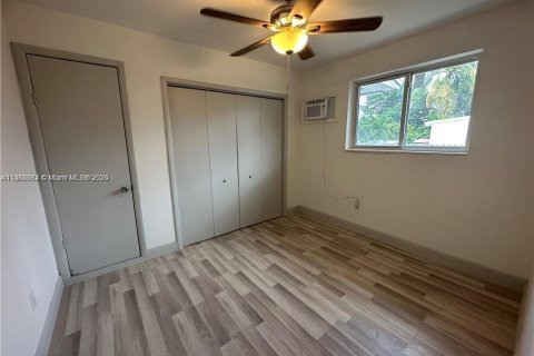 Propiedad comercial en venta en Miami, Florida № 1979422 - foto 5