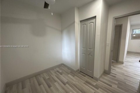 Propiedad comercial en venta en Miami, Florida № 1979422 - foto 12