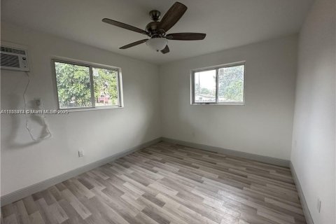 Propiedad comercial en venta en Miami, Florida № 1979422 - foto 13