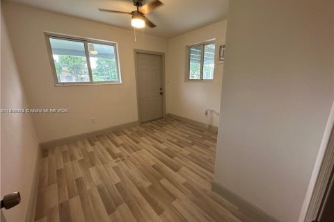 Propiedad comercial en venta en Miami, Florida № 1979422 - foto 4