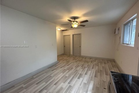 Propiedad comercial en venta en Miami, Florida № 1979422 - foto 3