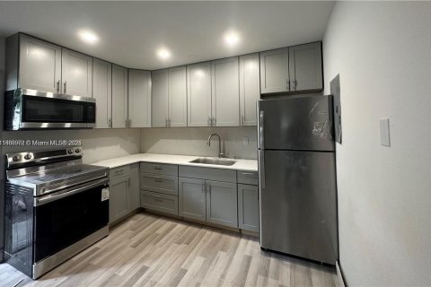 Propiedad comercial en venta en Miami, Florida № 1979422 - foto 2