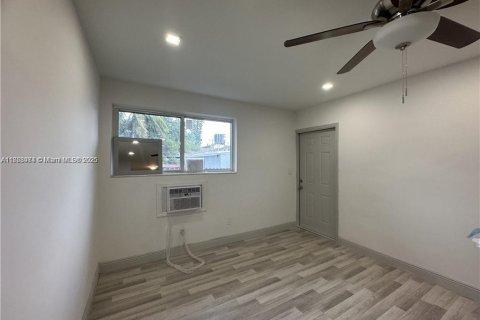 Propiedad comercial en venta en Miami, Florida № 1979422 - foto 10