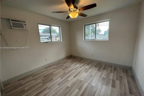 Propiedad comercial en venta en Miami, Florida № 1979422 - foto 6