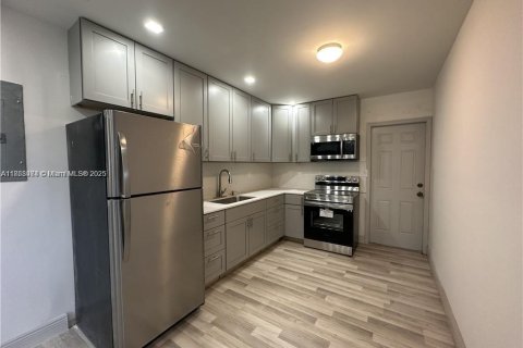 Propiedad comercial en venta en Miami, Florida № 1979422 - foto 9