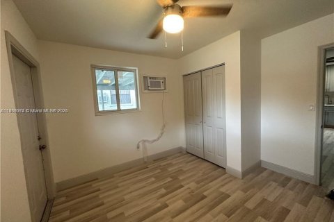 Propiedad comercial en venta en Miami, Florida № 1979422 - foto 8