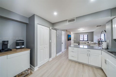 Condominio en venta en Miami, Florida, 2 dormitorios, 76.92 m2 № 2044948 - foto 13