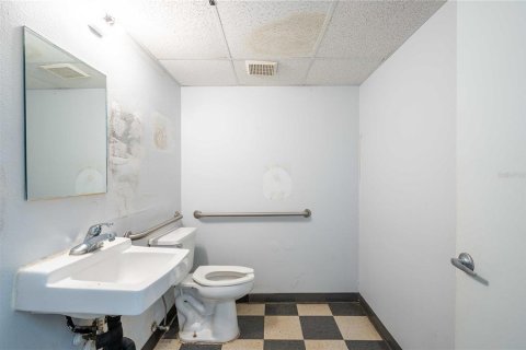 Propiedad comercial en alquiler en Zephyrhills, Florida, 230.68 m2 № 1109512 - foto 22