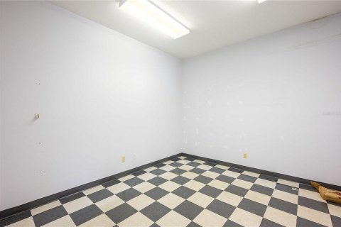 Propiedad comercial en alquiler en Zephyrhills, Florida, 230.68 m2 № 1109512 - foto 25
