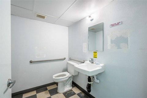 Propiedad comercial en alquiler en Zephyrhills, Florida, 230.68 m2 № 1109512 - foto 21