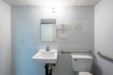 Propiedad comercial en alquiler en Zephyrhills, Florida, 230.68 m2 № 1109512 - foto 29