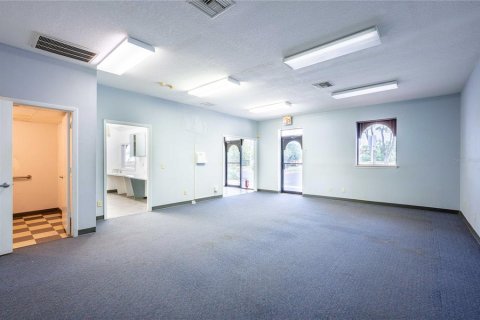 Propiedad comercial en alquiler en Zephyrhills, Florida, 230.68 m2 № 1109512 - foto 17