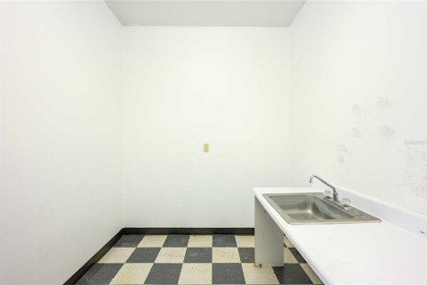 Propiedad comercial en alquiler en Zephyrhills, Florida, 230.68 m2 № 1109512 - foto 28