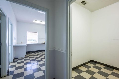 Propiedad comercial en alquiler en Zephyrhills, Florida, 230.68 m2 № 1109512 - foto 27
