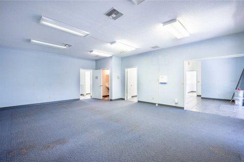 Propiedad comercial en alquiler en Zephyrhills, Florida, 230.68 m2 № 1109512 - foto 16